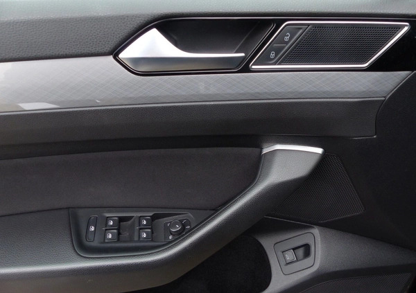 Volkswagen Passat cena 102900 przebieg: 59000, rok produkcji 2019 z Pasłęk małe 379